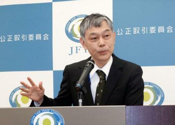 記者会見する公正取引委員会の岩成博夫事務総長=8日午後、東京都港区