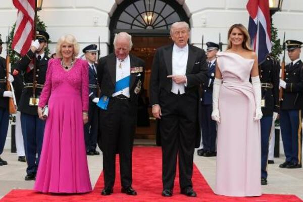　ホワイトハウスで記念撮影するチャールズ英国王夫妻（左から２人目と１人目）とトランプ米大統領夫妻（同３人目と４人目）＝４月２８日、ワシントン（ＡＰ＝共同）