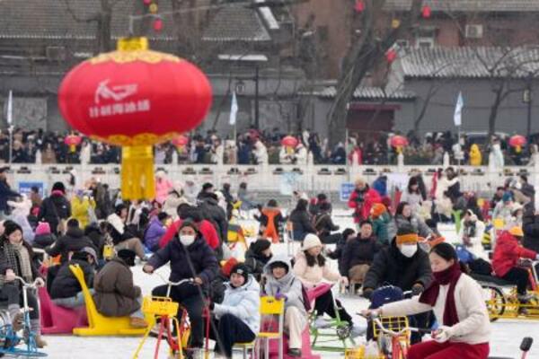 北京市内の観光地を訪れた人たち=1月(共同)