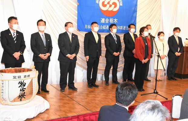 壇上であいさつする県議選立候補予定者たち＝11日夜、宇都宮市内