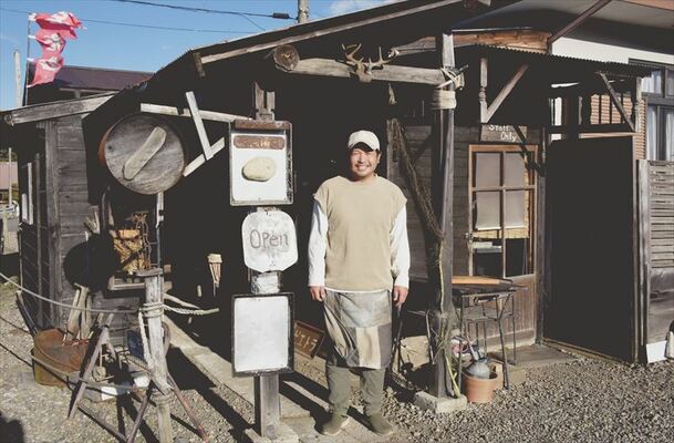 店の前に立つ石川さん