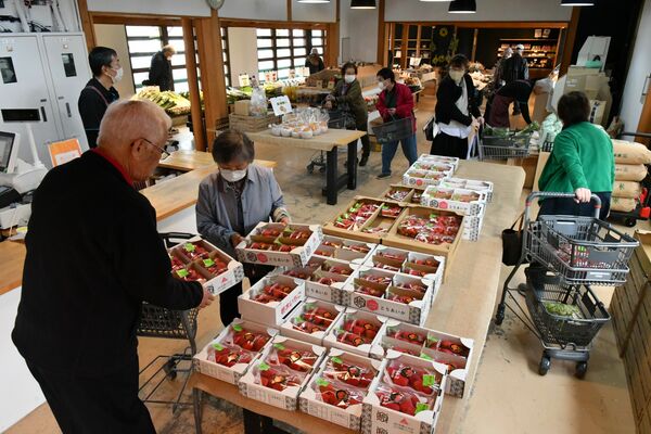 １年ぶりの再オープンでにぎわう農産物直売所
