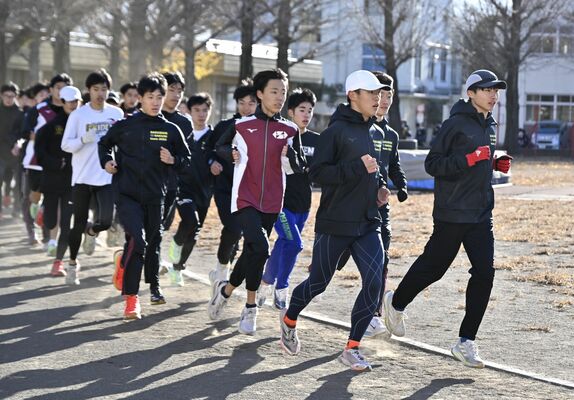 昨年の借りを返すべく練習に励む作新の選手たち＝同校グラウンド