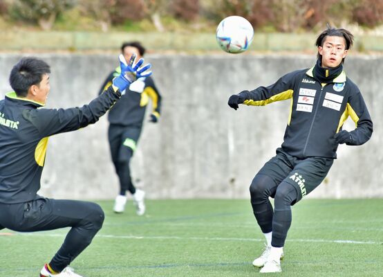 シュート練習でゴールを決める栃木ＳＣのＦＷ小堀（右）＝静岡県の時之栖スポーツセンター裾野グラウンド