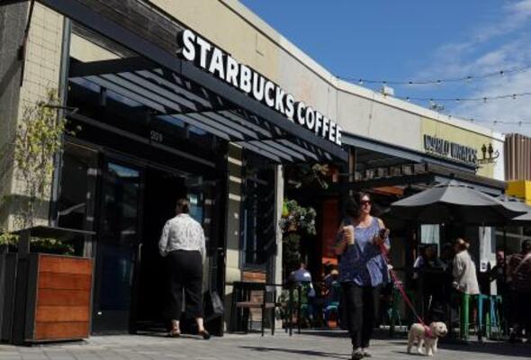 　米カリフォルニア州のスターバックスの店舗＝２５日（ゲッティ＝共同）