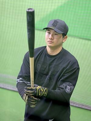 　練習を公開した巨人の泉口＝川崎市のジャイアンツ球場