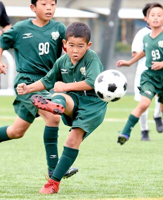 ヴェルフェ矢板ｖｅｒｔ－Ｓ４スペランツァ決勝　前半９分、ヴェルフェ矢板ｖｅｒｔ・柴田がゴールを狙う＝ＳＡＫＵＲＡグリーンフィールドＡ