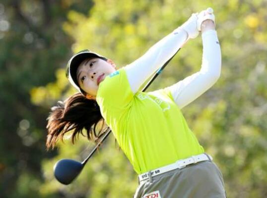 　第２日、通算５アンダーで首位の菅楓華＝葛城ＧＣ