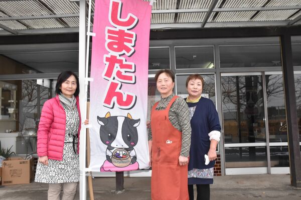 しまたんサロンを運営する（左から）多田さん、高久さん、大島さん