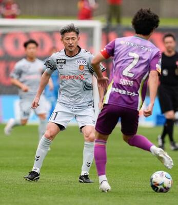 　藤枝―福島　前半、プレーする福島・三浦＝藤枝サ