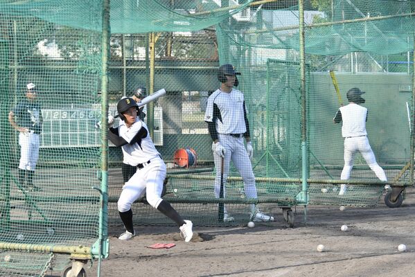 甲子園初勝利から一夜明け、軽めの打撃練習を行うナイン＝兵庫県西宮市の津門中央公園野球場
