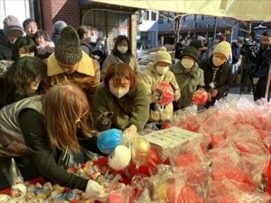 だるまを買い求める人たち