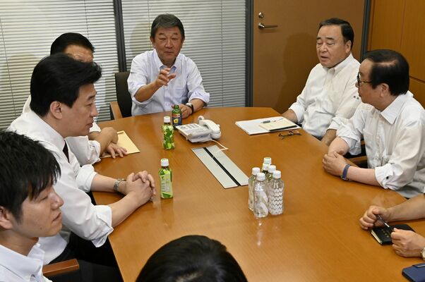 選対の打ち合わせに臨む茂木氏（右から３人目）＝26日午後、国会