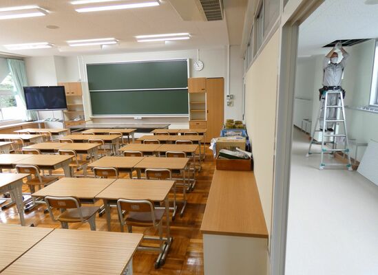 廊下の床材や間仕切りも張り替え、白を基調に明るくした
