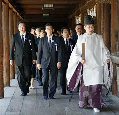 　参拝を終えた「みんなで靖国神社に参拝する国会議員の会」のメンバー＝１５日午前１０時２４分、東京・九段北の靖国神社