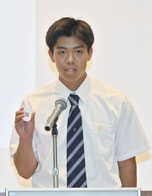 くじを引く幸福の選手