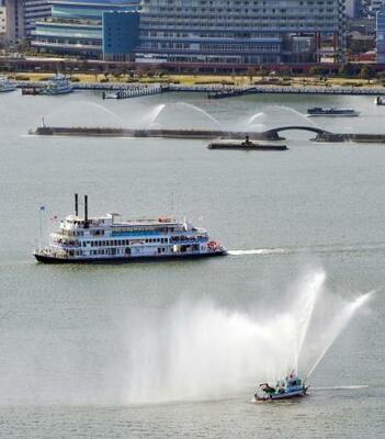 　遊覧船などが湖上をパレードした「びわ湖開き」＝７日午前、大津市沖（共同通信社ヘリから）