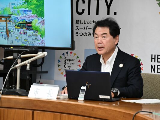 職員採用試験の制度改革について説明する佐藤市長