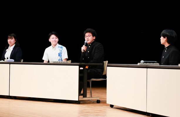 シンポジウムで発言する市橋さん（宇都宮高提供）