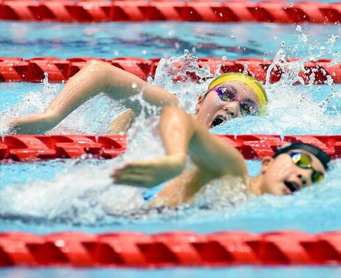 女子自由形１００メートル１１、１２歳　自由形５０メートルと合わせ２種目で１２歳の全国大会標準記録を突破した鹿野（スウィン宇都宮、写真奥）と本田（ＪＳＳ宇都宮、同手前）＝日環アリーナ栃木屋内水泳場