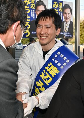 無投票で再選を決め、笑顔で支持者と握手する渡辺美知太郎氏＝16日午後５時25分、那須塩原市豊浦南町
