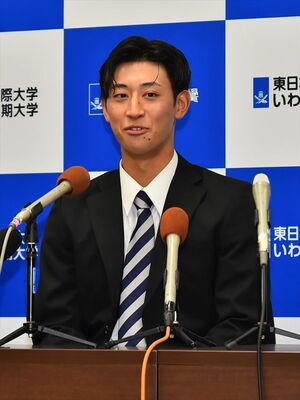 記者会見で喜びを語る東日本国際大の大山＝福島県いわき市の東日本国際大