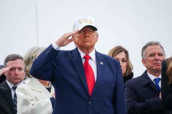 　７日、対イラン作戦で死亡した米兵の遺体に向けて敬礼するトランプ大統領＝米デラウェア州ドーバー（ロイター＝共同）