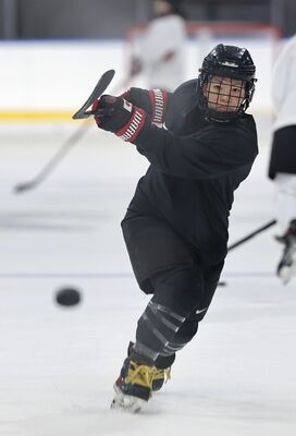 調整するアイスホッケー女子の小池詩織＝ミラノ（共同）
