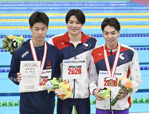 男子400メートル個人メドレーで優勝した松下(中央、東洋大)=東京アクアティクスセンター、森田大地撮影