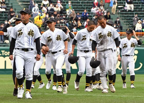 甲子園初勝利を逃し、悔しさをにじませて引き揚げる石橋ナイン＝21日午前10時55分、兵庫県西宮市の甲子園球場