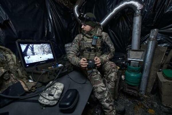 昨年1月、ウクライナ東部ハリコフ州クピャンスクの前線で自爆型無人機を操縦するウクライナ軍兵士(ゲッティ=共同)