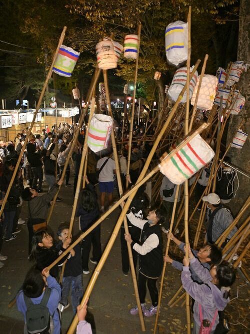 提灯をぶつけ合う子どもたち=3日午後7時15分、野木町野木