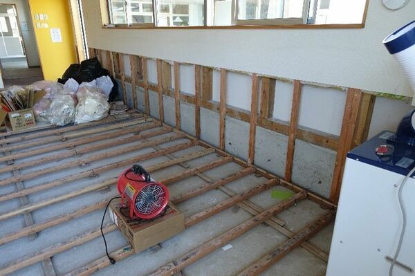 浸水害を受けた建築物の復旧作業(藤本准教授提供)