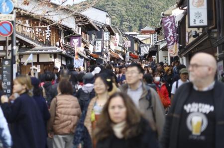 　観光客で混雑する京都・清水寺周辺＝24年12月