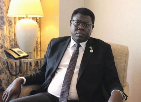 取材に応じる南スーダンのセマヤ・クンバ外相