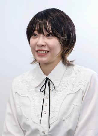 　表題曲のサビを「ギターをかき鳴らしていて、フレーズとメロディーが一緒に浮かんできました」と語る遼＝東京都文京区