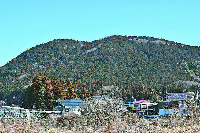 鹿沼方面から見た多気山全景