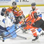 ５発完勝、連敗止める　アイスバックス、横浜に５－０　本紙冠試合に1452人　一夜で修正、集中力高く