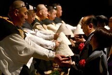 山盛りの飯を強要　日光山輪王寺で招福の「強飯式」