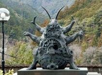 大地踏みしめるゴキブリ像