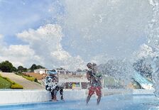 梅雨明け、栃木県内10カ所で真夏日　一万人プールもオープン【動画】