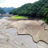 湖岸の地肌、湖底がむき出しに　小雨で取水制限の鬼怒川上流４ダム
