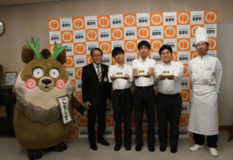 高校生×地元ケーキ店が共同開発!特産「真菰」と「こもしか」をモチーフにした新洋菓子が完成、町長へ報告