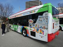ラッピングＥＶバス、宇都宮で初走行　きょうから、エコ通勤ＰＲ第２弾