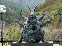 大地踏みしめるゴキブリ像