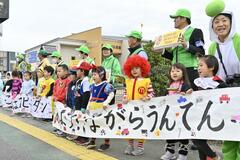 仮装園児、交通安全に一役