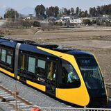 ＬＲＴが清原工業団地内で試運転　鉄道ファンら出迎え【動画】