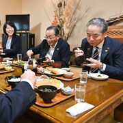 アジフライの人気店に“聖地”のリーダーがやって来た　「いちご市」鹿沼と縁あって…