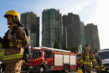 香港高層住宅火災、死者94人に