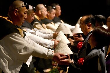 山盛りの飯を強要　日光山輪王寺で招福の「強飯式」